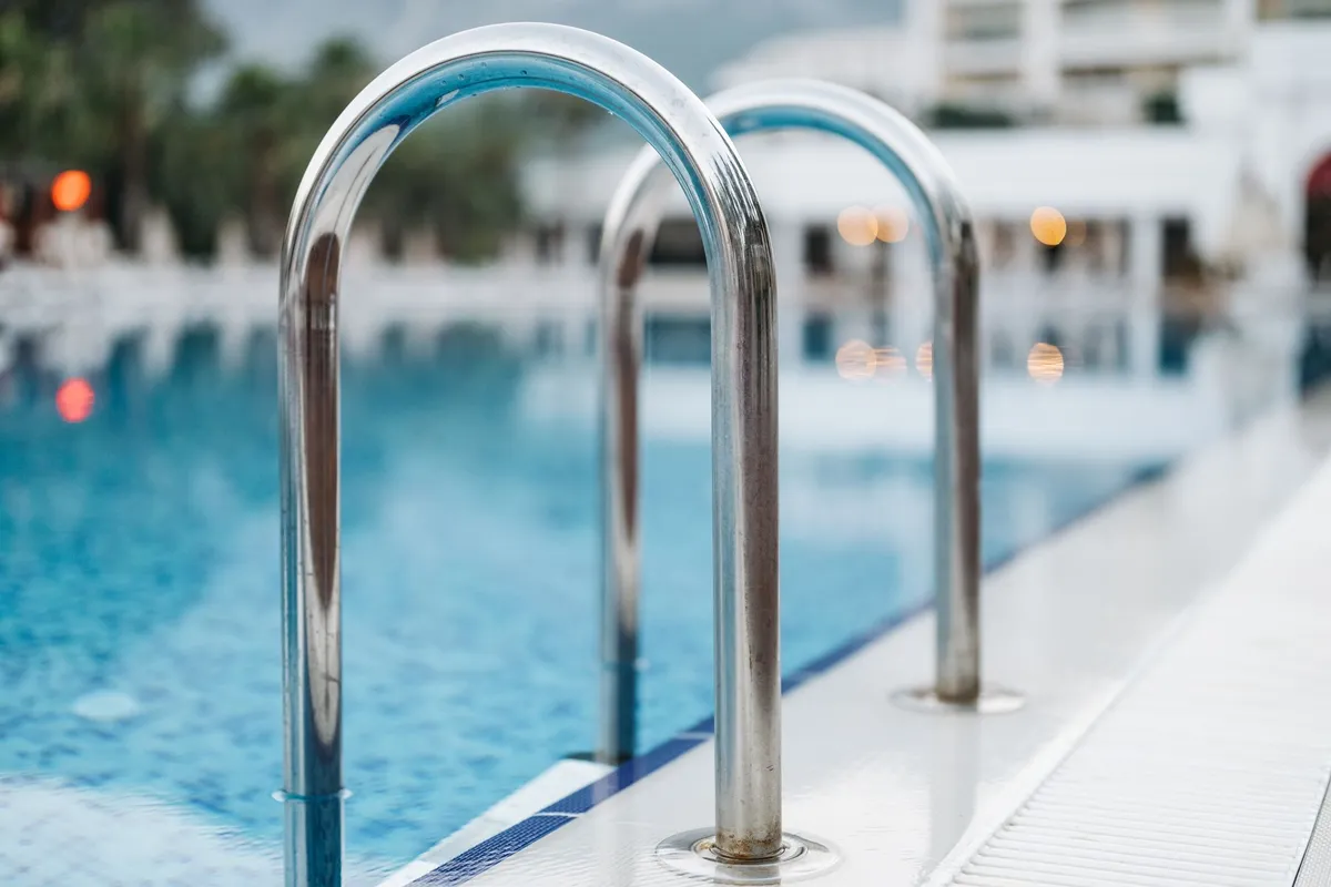 Échelle Piscine : Comment Bien la Choisir pour une Mini Piscine en 2026 ?