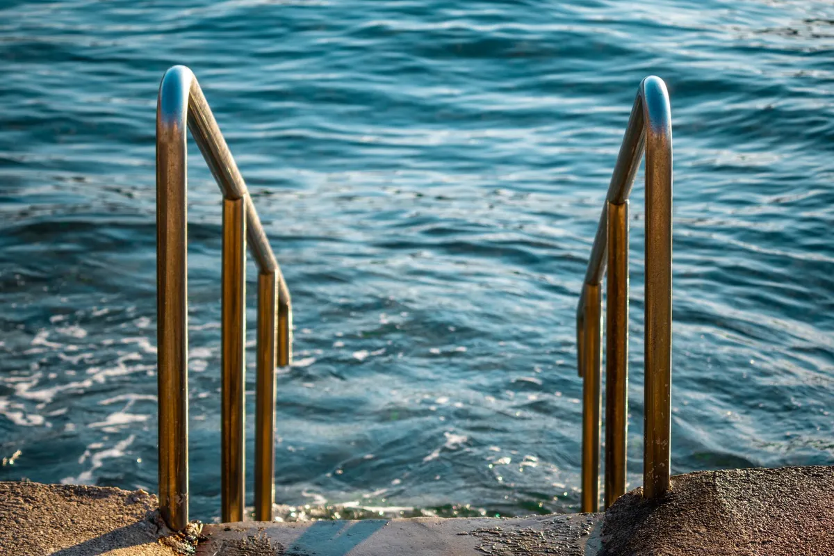 Échelle Piscine : Comment l'Installer, la Sécuriser et l'Entretenir en 2026 ?
