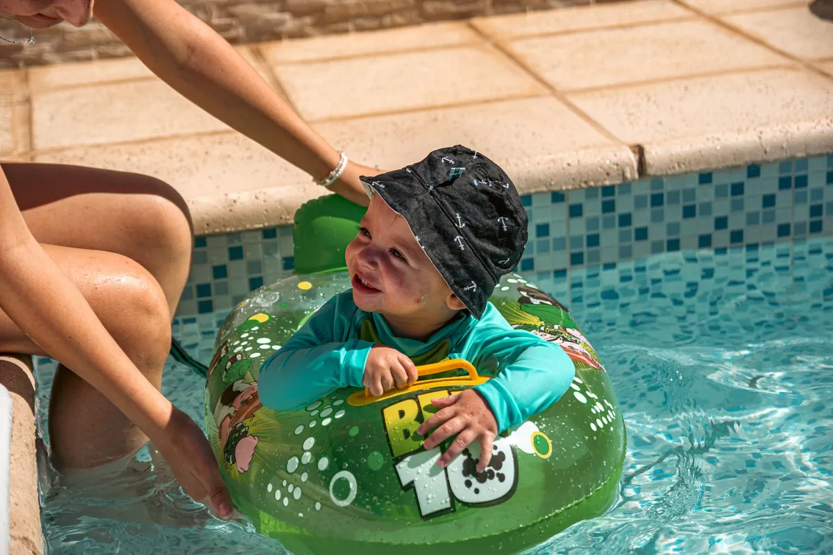 Piscine Bébé Âge : à Partir de quand Peut-il se Baigner sans Risque ?