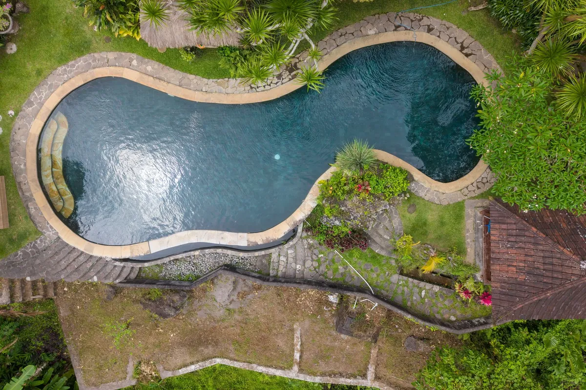 Piscine Pierre de Bali : prix, pose et entretien d'un bassin Naturel