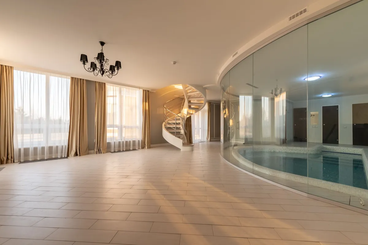Piscine Vitrée : Paroi en Verre ou Clôture, comment choisir ?